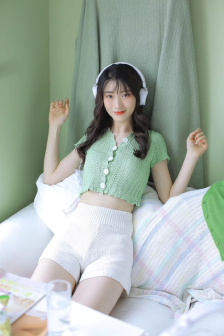 厨房抬起月月的腿